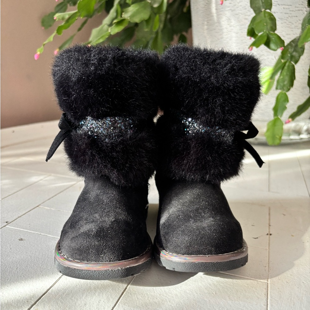 EUC Maggie & Zoe baby Girl Size 6 Black Faux Fur Winter Boots w/Glitter Detail